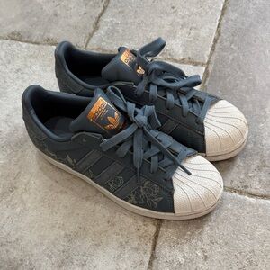 Adidas shell toe OG size 7.5 women.